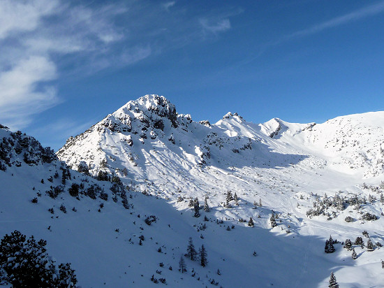 Drei Kapuziner (2084 m, 2071 m, ? m) links und Schönberg (2104 m, SOTA HB0/LI-009) rechts