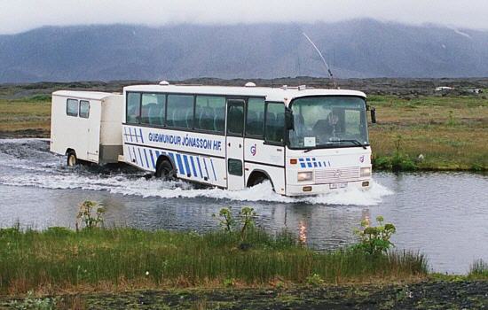 Unser geländegängige Bus mit dem Küchenwagen bei einer Flussdurchquerung