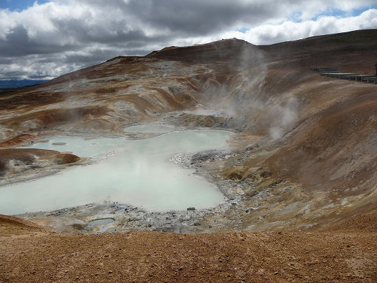 stinkender Schwefeltümpel am Hang des Leirhnjúkur mit dem Berggipfel im Hintergrund