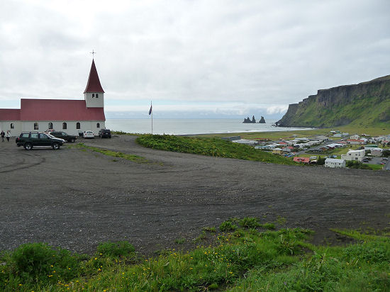 Vík mit den schwarzen Felsspitzen Reynisdrangar