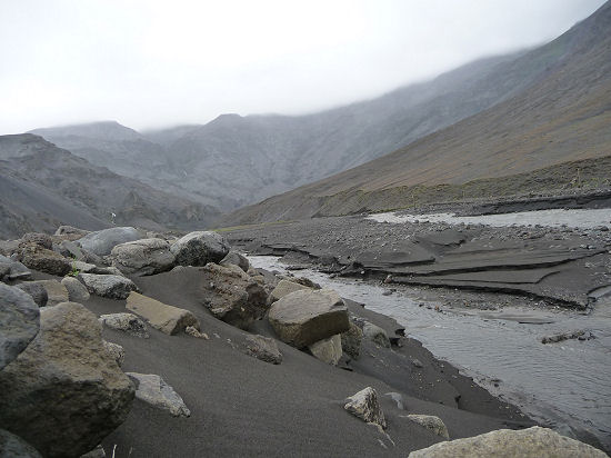 Seljavellir; der Eyjafjallajökull verbirgt sich in den Wolken.