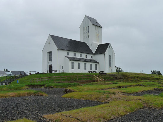 Skálholt mit den Grundmauern der alten Kirchengebäude im Vordergrund