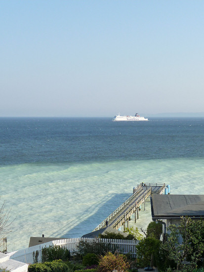 Kreide im Wasser an der Seebrücke in Sassnitz