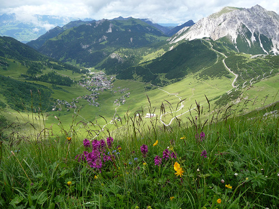 Malbun mit dem (grünen) Gipfel des Sareis (2003 m) rechts und dem Gamsgrat (2201 m) dahinter