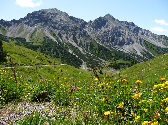 links Ochsenkopf (2286 m, 10 Punkte), Ansicht vom oberen Valorschtal