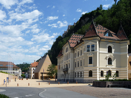 Vaduz mit dem dreieckigen Landtagsgebäude hinten links und dem Regierungsgebäude vorne rechts