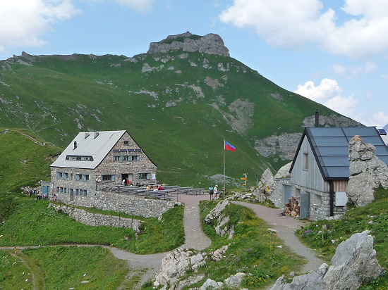 Pfälzerhütte mit dem Aufstieg zu dem von dort nicht sichtbaren Augstenberg (2359 m)