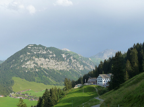 Hinter dem Berggasthaus Sücka ist eine Regenfront im Anzug.