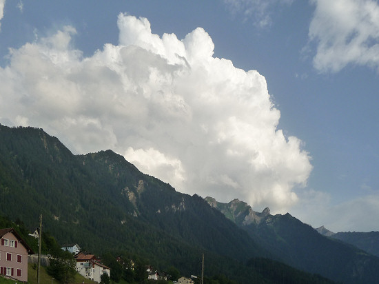 Gewitter- oder Regenwolken? Egal, das Hotel ist gleich erreicht.