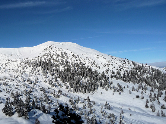 Drei Kapuziner (2084 m, 2071 m, ? m) links und Schönberg (2104 m, SOTA HB0/LI-009) rechts