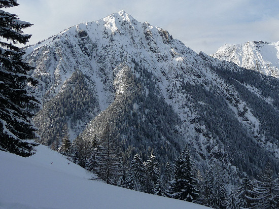 View from the lower Valorsch valley to the mountain range from Helwangspitz (2000 m, SOTA HB0/LI-011) left to Drei Schwestern (2034, 2052, 2048 m) right