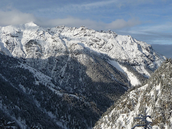 View from the lower Valorsch valley to the mountain range from Helwangspitz (2000 m, SOTA HB0/LI-011) left to Drei Schwestern (2034, 2052, 2048 m) right