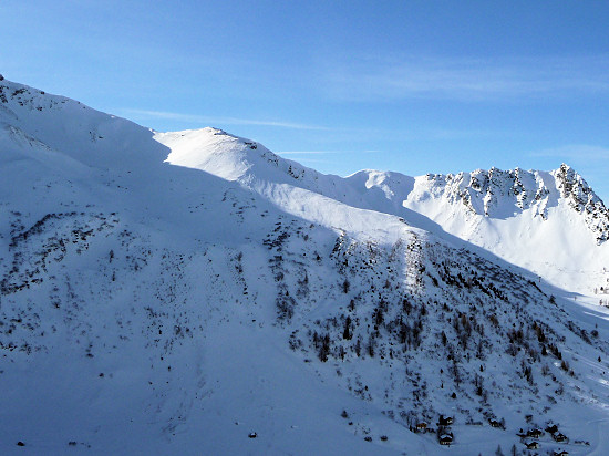 Bergkette von Spitz (2186 m) links, Augstenberg (2359 m, SOTA HB0/LI-004), Nospitz (2091 m, SOTA HB0/LI-010) bis Kirchlespitz (1890 m) rechts und die Schweizer Berge im Hintergrund