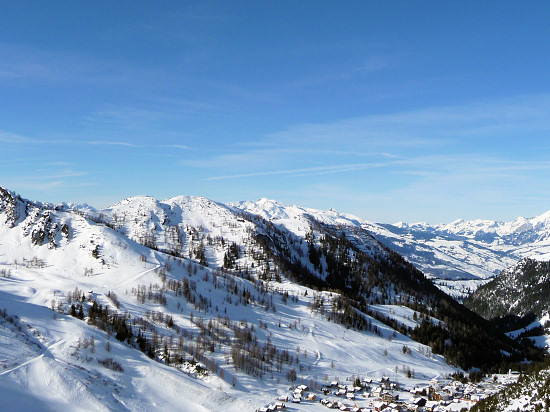 Bergkette von Spitz (2186 m) links, Augstenberg (2359 m, SOTA HB0/LI-004), Nospitz (2091 m, SOTA HB0/LI-010) bis Kirchlespitz (1890 m) rechts und die Schweizer Berge im Hintergrund