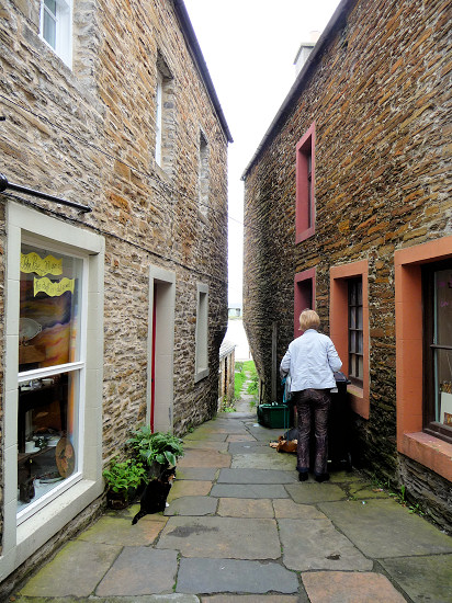 Gasse Richtung Meer in Stromness