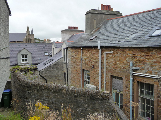 Blick über die Hinterhöfe von Stromness zur Kirche