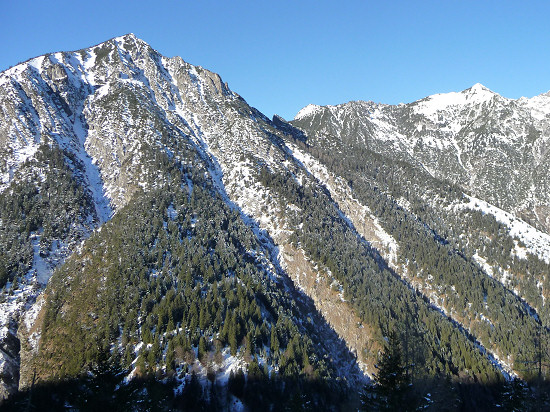 Blick von unteren Valorschtal auf Helwangspitz (links) bis Drei Schwestern (rechts)