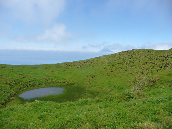 Kleiner Kratersee mit Blick zur Nachbarinsel Pico und ihrem Vulkan