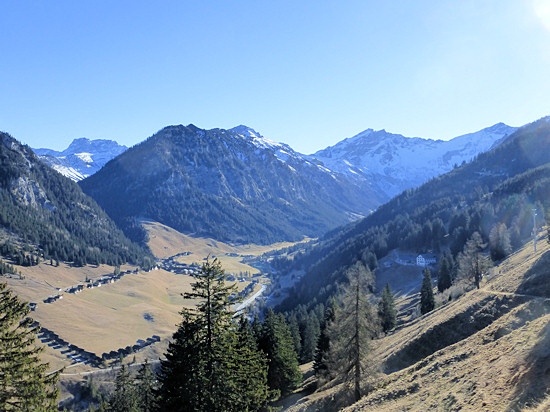 Blick ins Valünatal und auf Steg