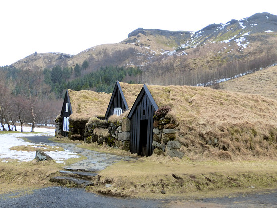 Torfhof in Skógar mit dem Eyjafjöll im Hintergrund