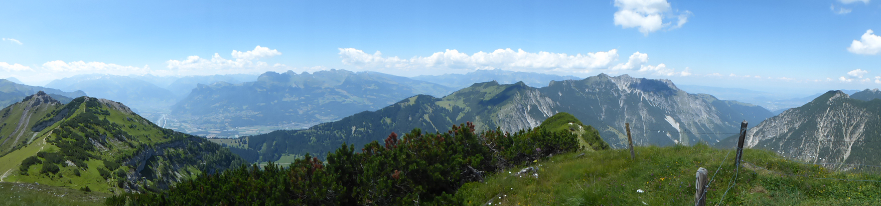 Panorama - Blick vom Schönberg Richtung Rhein und die Bergkette von Helwangspitz bis Drei Schwestern