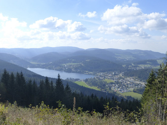 Blick vom Hochfirst auf den See und den Ort namens Titisee