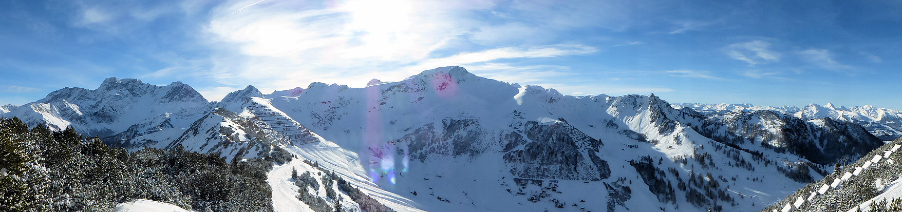 Panorama vom Sareis bis Panüler Kopf links 2859 m, Augstenberg Mitte 2359 m, Schweizer Bergwelt hinten rechts