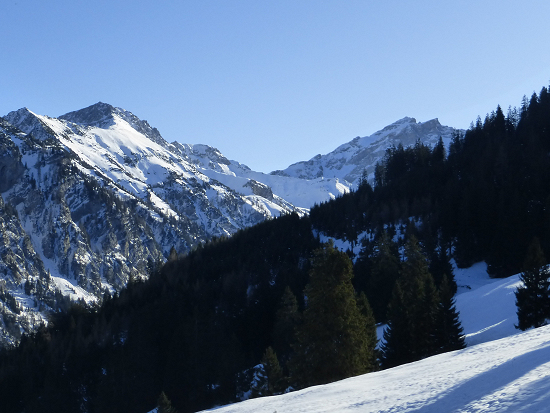 Blick zum Augstenberg (li.) und zum Naafkopf (re.)