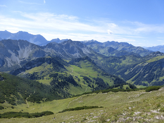 Blick vom steilen Hang abwärts