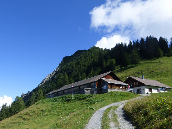 Alp Bargella mit der Felswand und dem Fürstensteig im Hintergrund