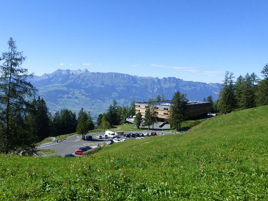 Blick über Klinik und Parkplatz zum Säntis in der Schweiz