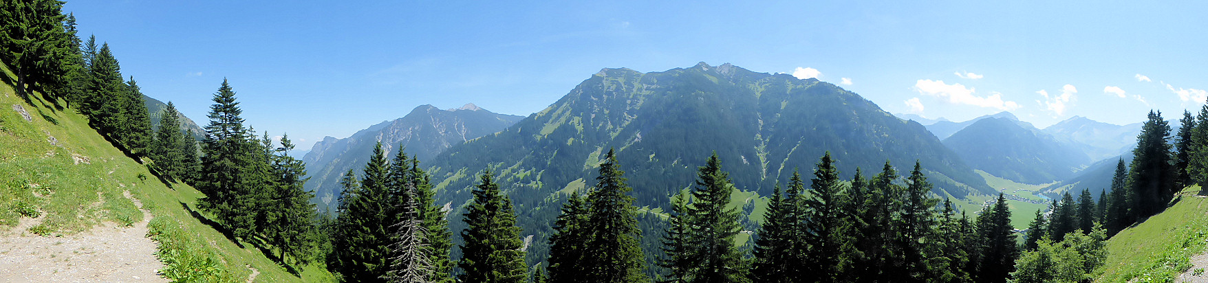 Panorama - Blick ins Saminatal (links), ins Valünatal (rechts) und auf den Schönberg in der Mitte