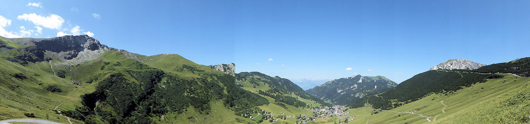 Panorama - Blick in das Malbun-Tal und auf die angrenzenden Berge mit dem Sareis rechts