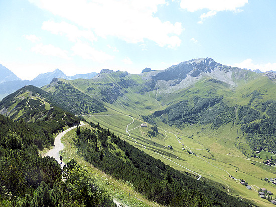 Fürstin-Gina-Weg (Kammweg) zum Augstenberg rechts