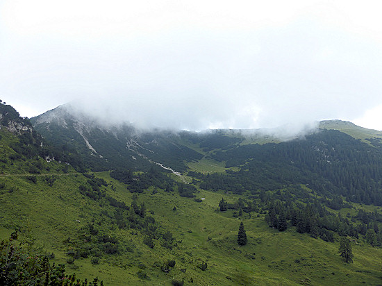 Blick zu den Drei Kapuzinern linlks und dem Schönberg rechts