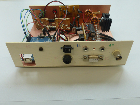 Rückseite von DH7AHO's Eigenbau-Transceiver für die Digimodes