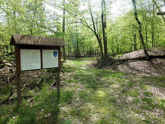 Hinweistafel am Zugang zum Hügelgräberfeld in Schweinert