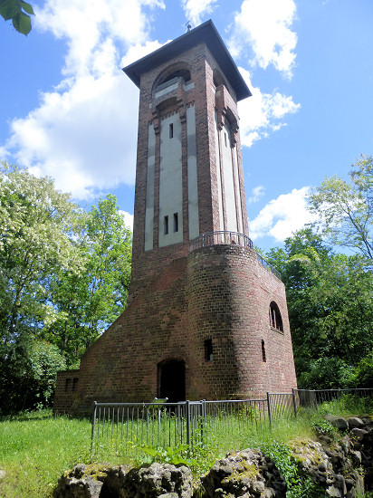 Kaiser-Friedrich-Turm und Felssteinfundamente der Burg Biesenthal, DL-03566