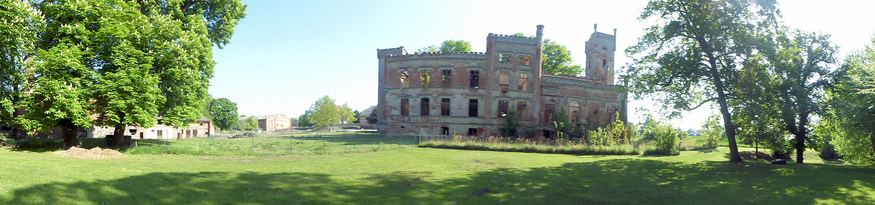Panorama - Blick vom Park auf die Gutsanlage Hohenlandin