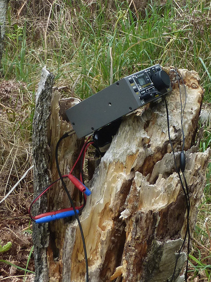 Transceiver und Akku auf dem kleineren Baumstumpf