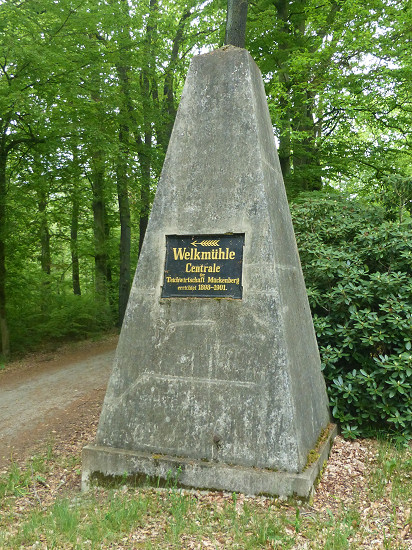 Gedenkstein an der Einfahrt zur Welkmühle