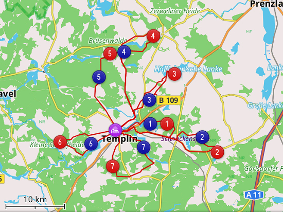 Fahrradtouren um Templin mit den beiden pro Tag angesteuerten Standorten (rot = Vormittag, blau = Nachmittag)